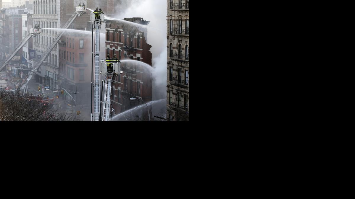 
Brigadas de bomberos trabajan tras la explosión por una fuga de gas en un edificio de Nueva York la semana pasada.


