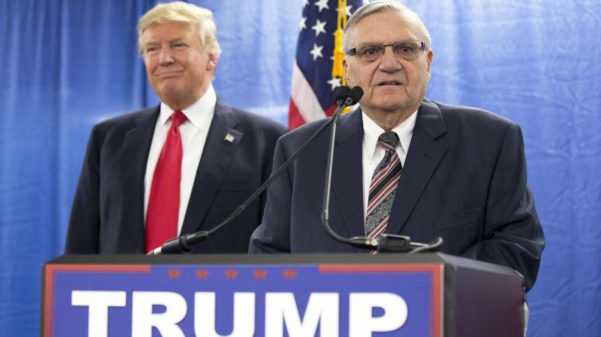 Foto de archivo del 26 de enero de 2016, el entonces candidato presidencial republicano Donald Trump, a la izquierda, está acompañado por el condado de Maricopa, Arizona, el sheriff Joe Arpaio durante una nueva conferencia en Marshalltown, Iowa.