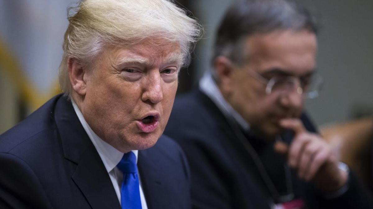 El presidente Donald Trump en una reunión con líderes de la industria automotriz en la Casa Blanca, el 24 de enero.