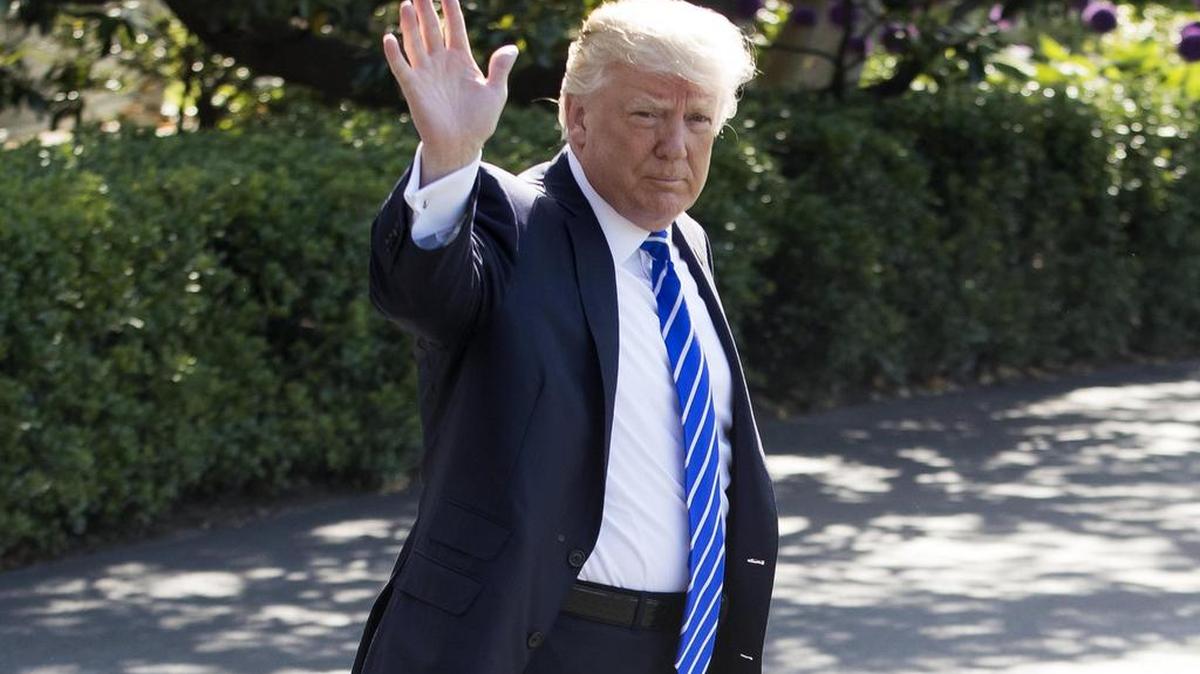 El presidente estadounidense, Donald J. Trump, saluda en el patio sur de la Casa Blanca mientras se dirige al helicóptero Marine One para poner rumbo a Connecticut, donde tiene previsto visitar la Academia de la Guardia Costera, en Washington (Estados Unidos), el 17 de mayo de 2017.