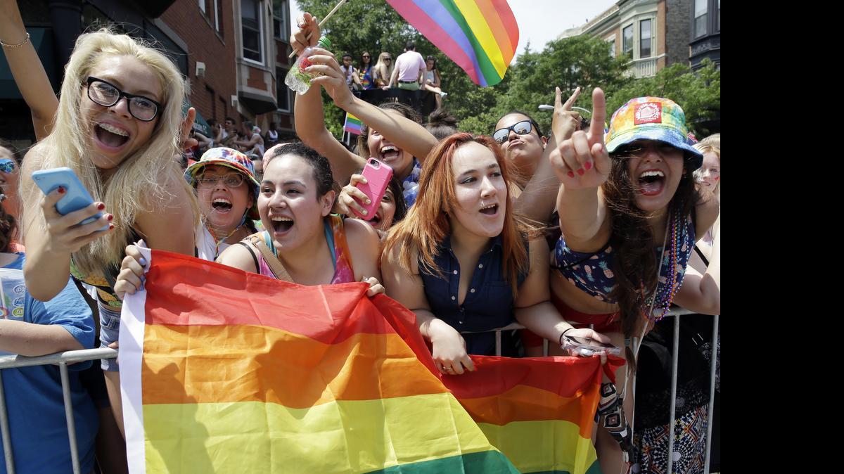 
Un grupo de jóvenes celebra el domingo el desfile del orgullo gay en Chicago, luego del importante fallo de la Corte Suprema de Estados Unidos.
