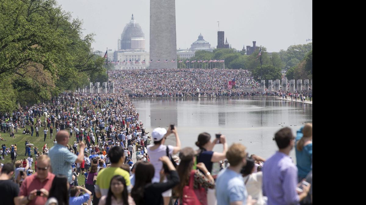 
Miles de personas asisten al National Mall, el parque central de Washington, EEUU, el viernes, a la celebración del 70 aniversario del fin de la Segunda Guerra Mundial y el Día de la Victoria en Europa.

