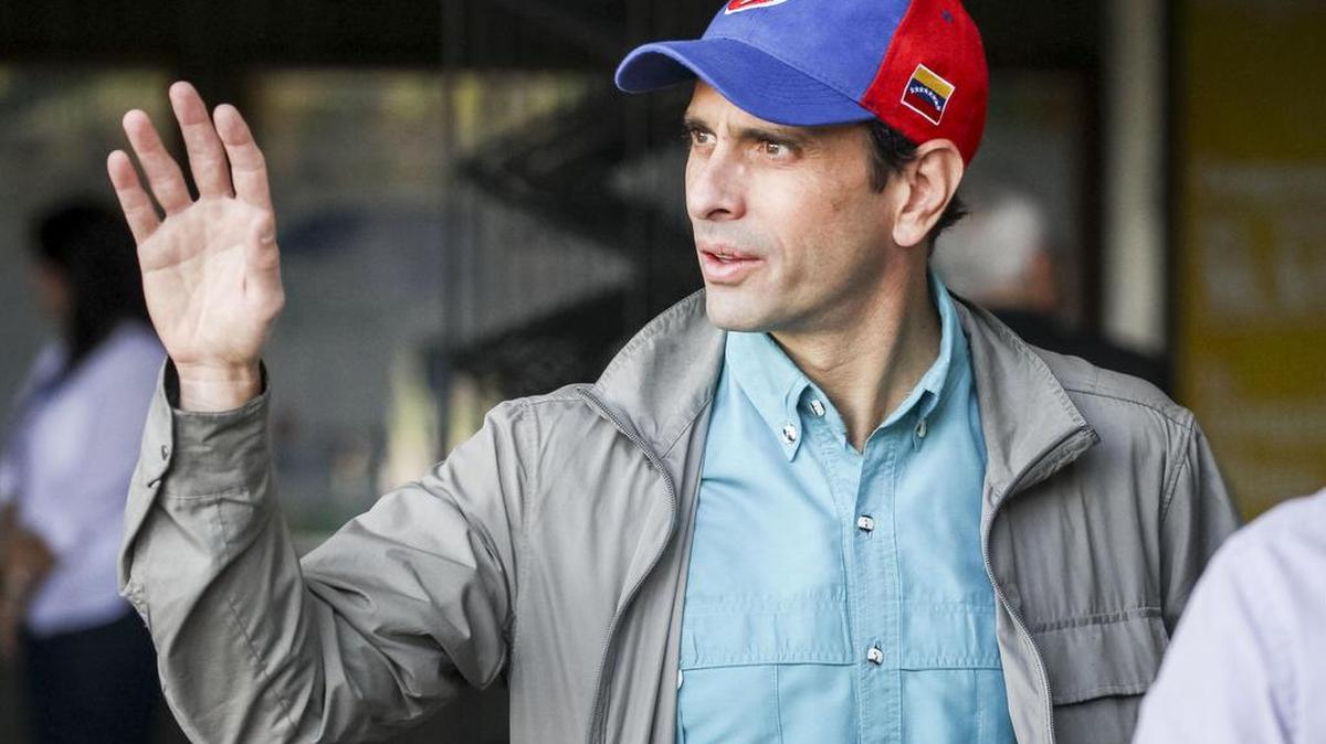 El gobernador estado Miranda y excandidato presidencial, Henrique Capriles, asiste al foro: "Encuentro en Defensa de la Constitución" el domingo 6 de agosto de 2017, en Caracas (Venezuela).