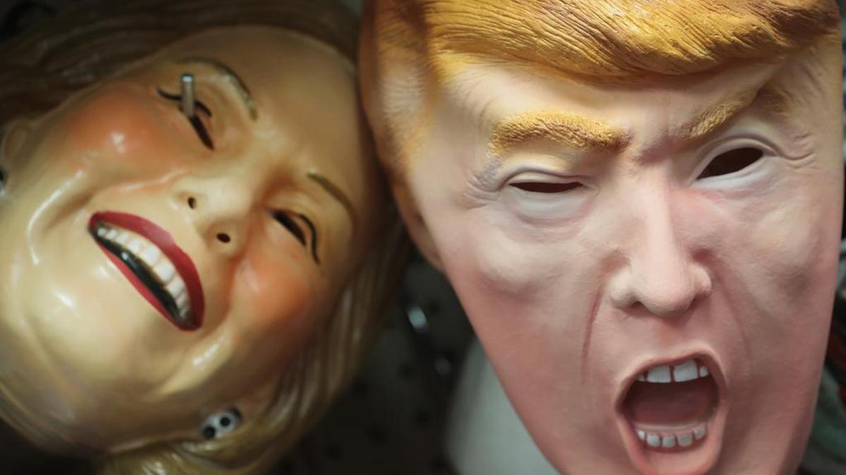 Máscaras que representan al candidato presidencial republicano Donald Trump y la candidato presidencial demócrata, Hillary Clinton, se ofrecen a la venta este 19 de octubre de 2016 en Chicago, Illinois.