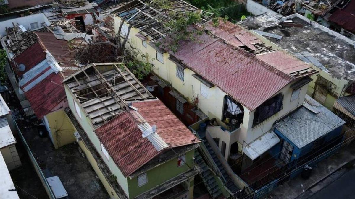 Casas con el techo destrozado en San Juan, Puerto Rico, consecuencia del huracán María. Las autoridades puertorriqueñas advierten que la ley tributaria que se debate en el Congreso pudiera ser un huracán devastador para la economía de la isla.