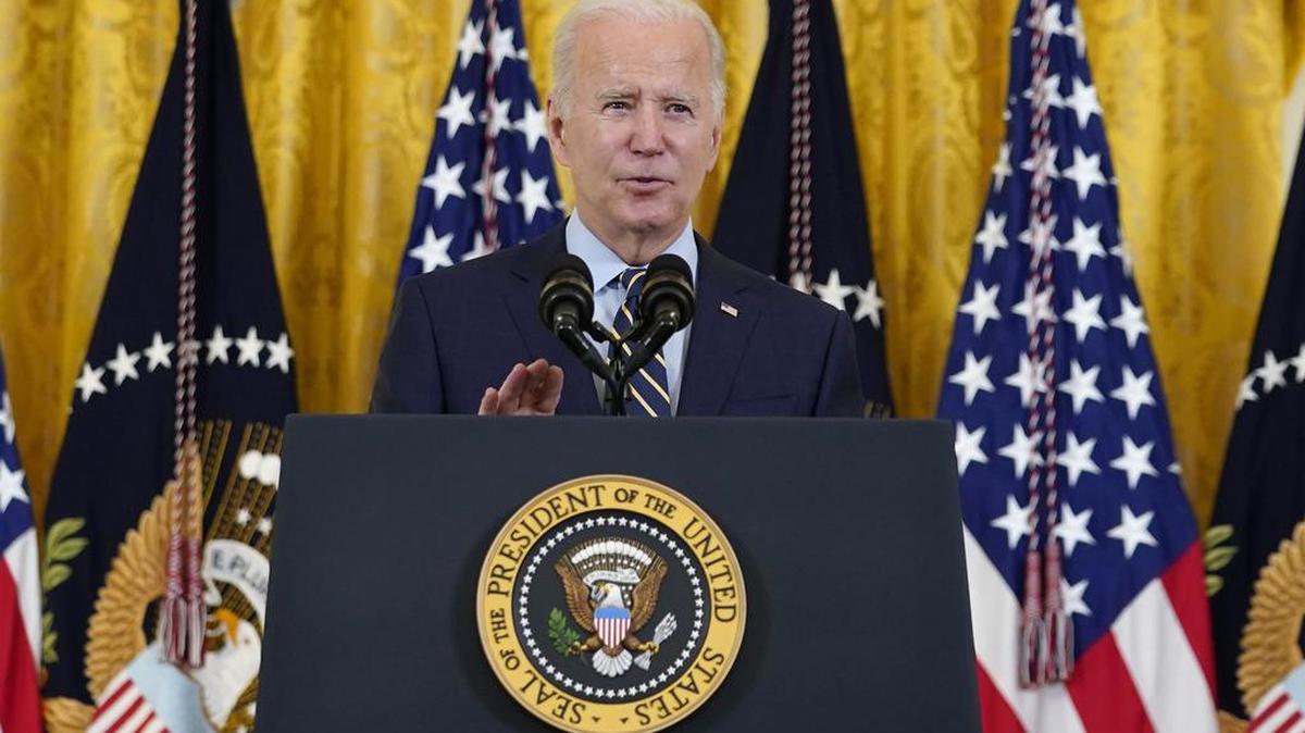 El presidente Joe Biden habla desde el Salón Este de la Casa Blanca en Washington, el lunes 6 de diciembre de 2021 (AP Photo / Susan Walsh).