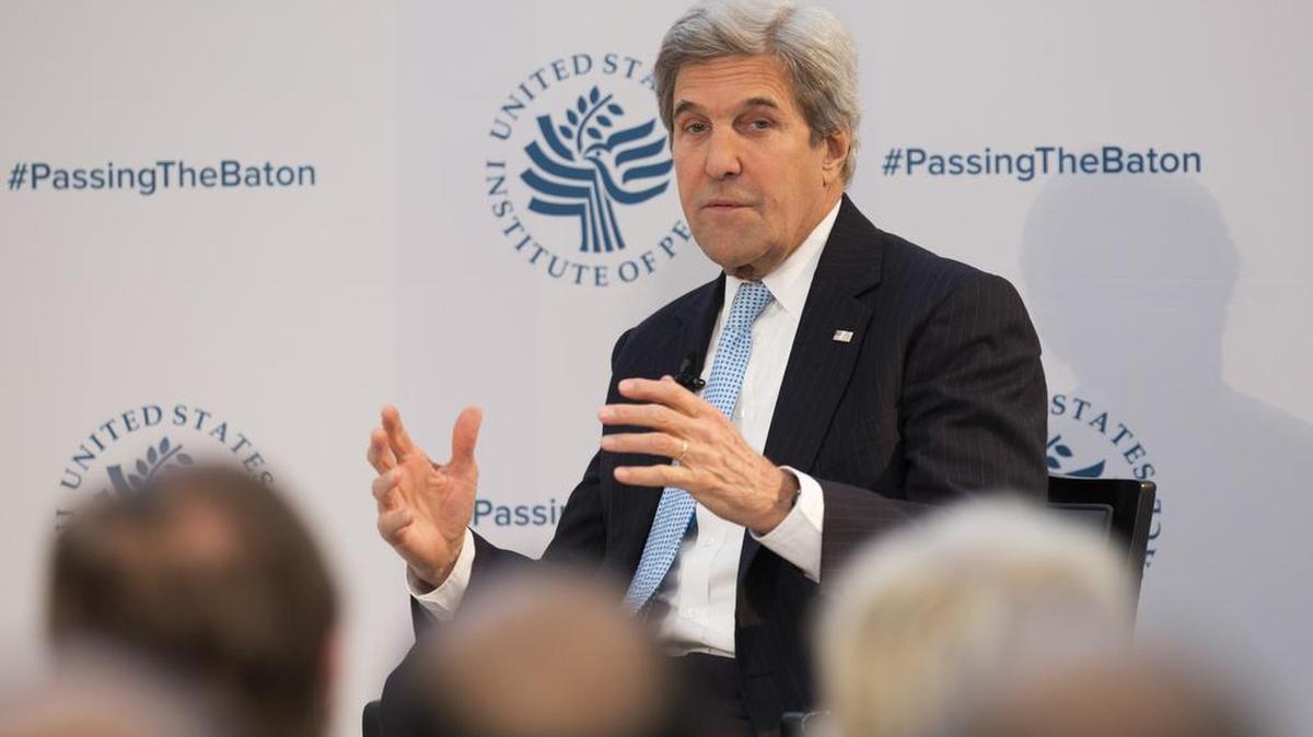 El Secretario de Estado de los Estados Unidos, John Kerry, participa en una conferencia sobre la transición de la presidencia estadounidense de Barack Obama a Donald Trump en el Instituto de la Paz de los Estados Unidos en Washington DC, el 10 de enero de 2017.