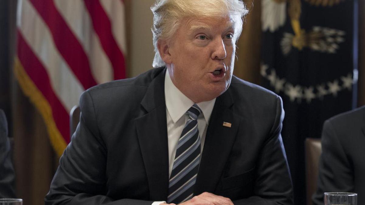 El presidente de los Estados Unidos, Donald Trump, habla durante una reunión con miembros del gabinete en la Casa Blanca en Washington DC, el lunes 13 de marzo de 2017.