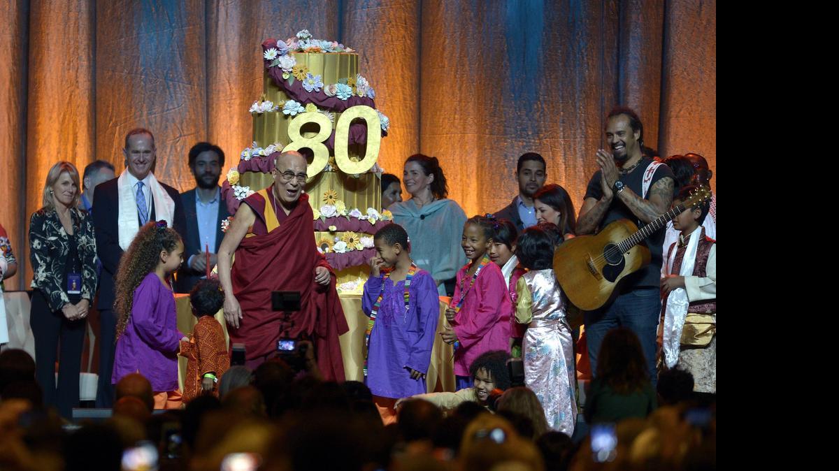 
El Dalai Lama se encuentra en California para celebrar su 80 cumpleaños en una “Cumbre Mundial de la Compasión” a la que acudieron miles de simpatizantes.

