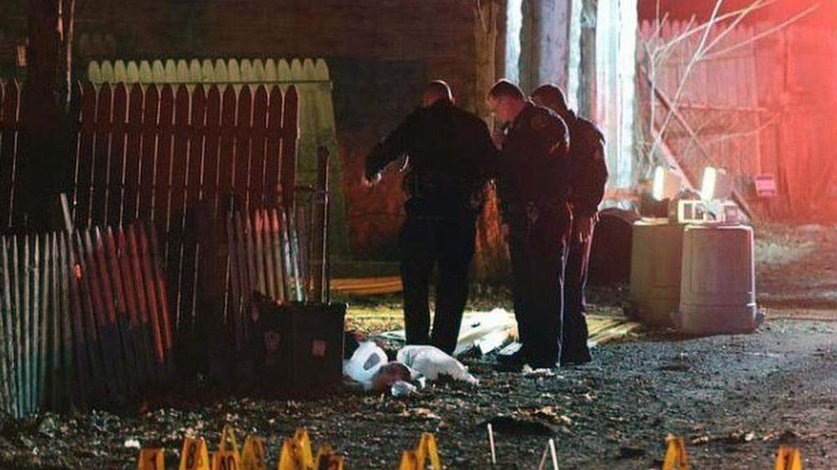 Cuatro de las víctimas, cuya identidad no ha sido divulgada, murieron frente a la puerta del patio trasero de la casa. Associated Press