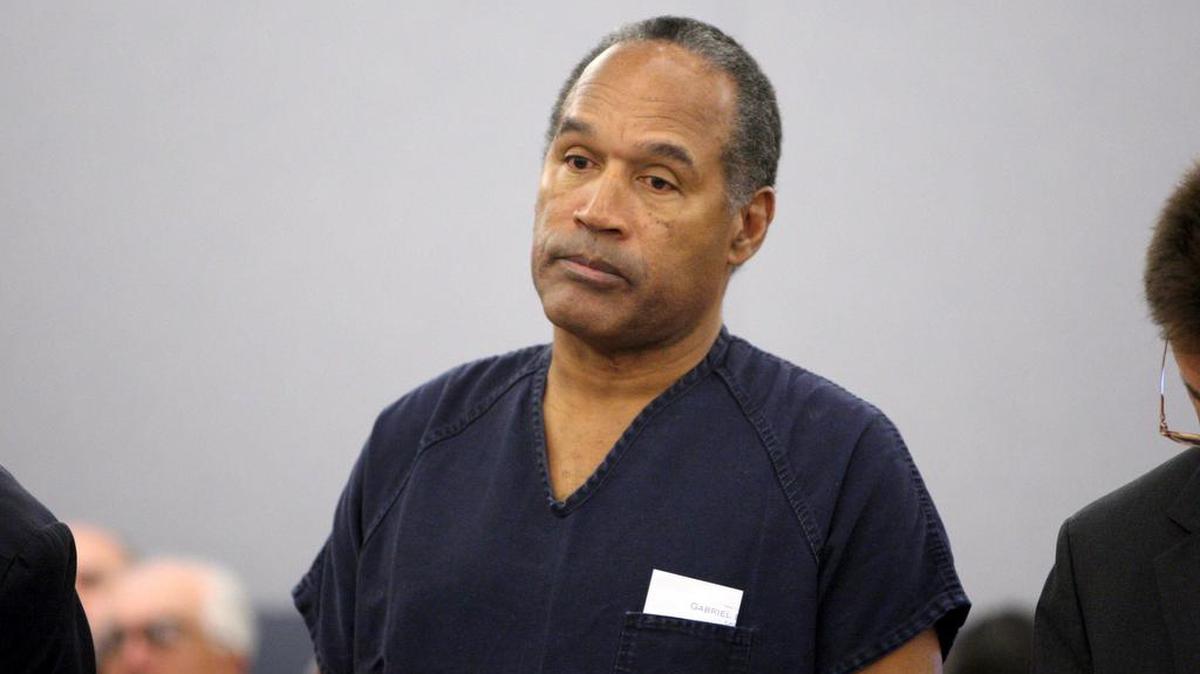 El ex astro del fútbol americano y locutor de televisión O.J. Simpson escucha su sentencia en un juzgado de Las Vegas, Nevada (EEUU), el 5 de diciembre de 2008.