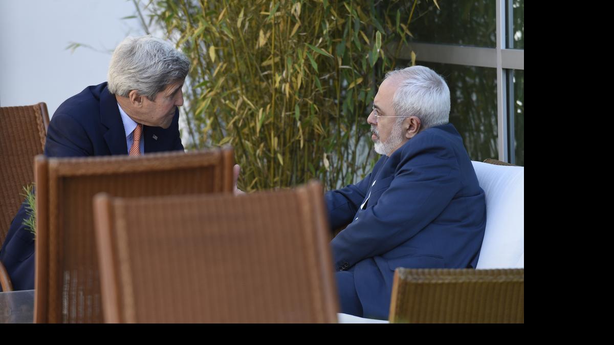
El secretario de Estado John Kerry (izq.) habla con el canciller de Irán Mohammad Javad Zarif a finales de mayo.
