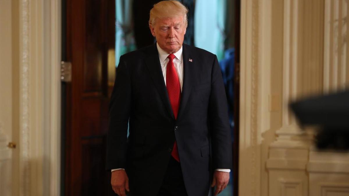 El Presidente Donald Trump llega a la Sala Este de la Casa Blanca en Washington, el jueves, 18 de mayo de 2017.