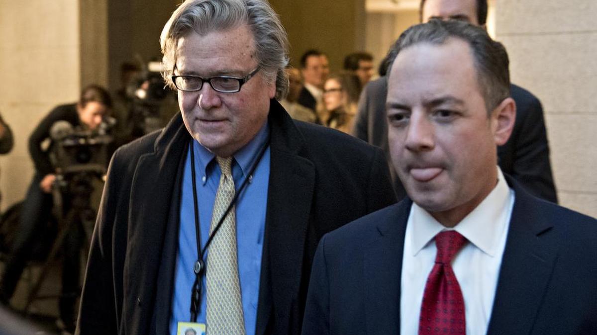 Steve Bannon (izq.), asesor del presidente Donald Trump, y Reince Priebus, jefe del Gabinete de gobierno, salen de una reunión con congresistas republicanos el jueves en el Capitolio, Washington D.C.