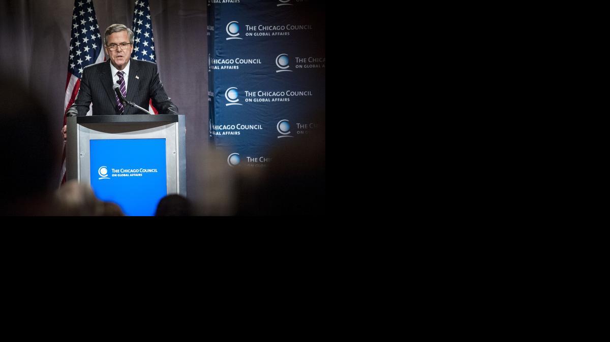 
El ex gobernador de la Florida, Jeb Bush, da un discurso sobre política exterior en el Chicago Council on Global Affairs en Chicago, Illinois. 
