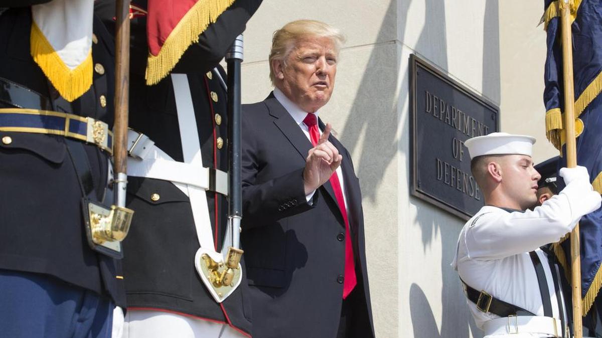 .- El presidente estadounidense, Donald J. Trump (c), a su llegada al Pentágono en Arlington, Virginia (Estados Unidos), el 20 de julio de 2017.