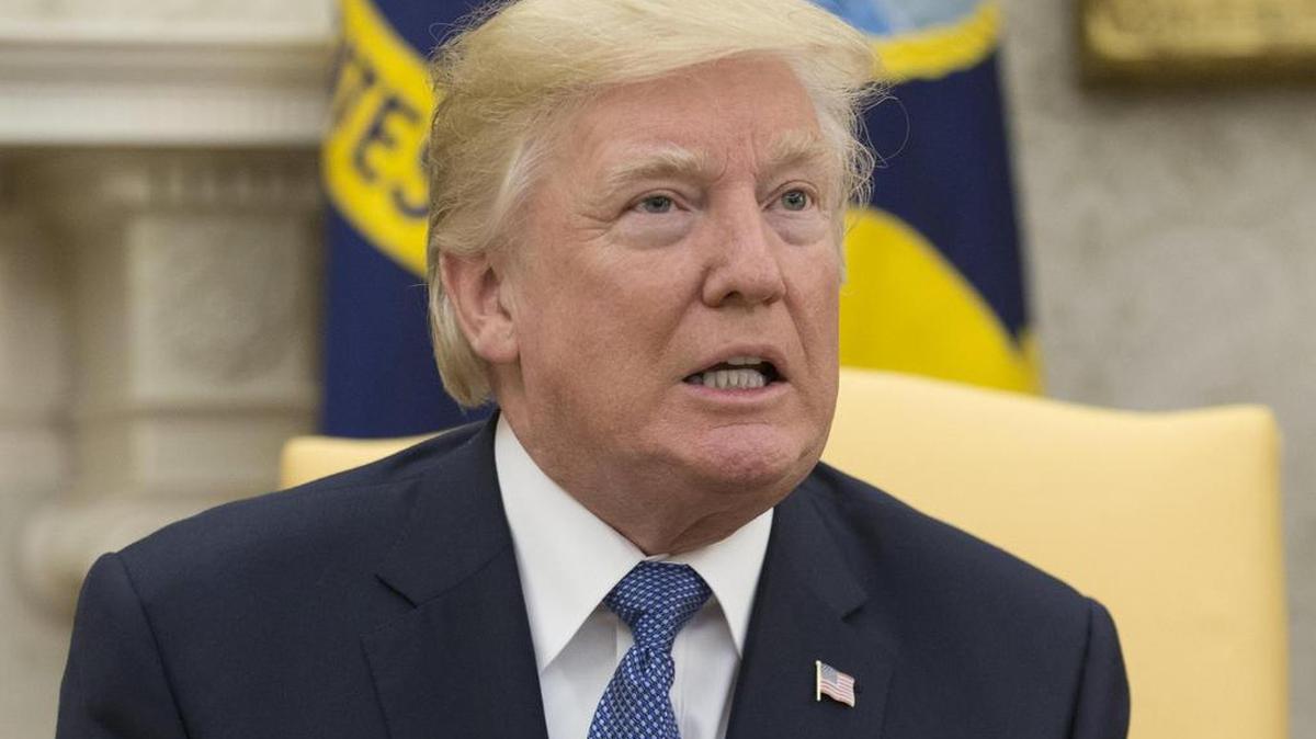 El presidente estadounidense, Donald Trump, pronuncia unas palabras después de recibir al ex secretario de Estado estadounidense Henry Kissinger (no aparece en la fotografía) durante un encuentro entre ambos en el Despacho Oval de la Casa Blanca, Washington D.C el 10 de octubre de 2017.