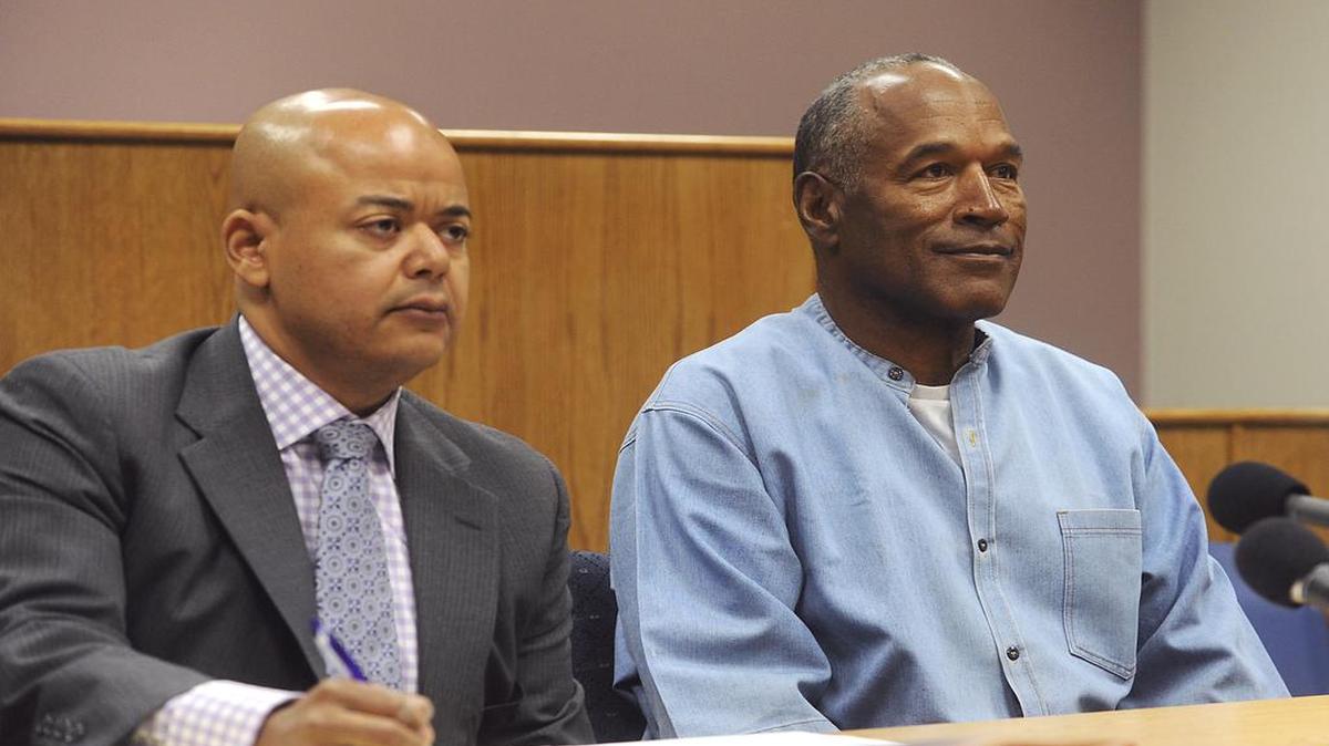 El ex estrella de la NFL, O.J. Simpson (der), con su abogado Malcolm LaVergne durante su audiencia de libertad condicional en el Centro Correccional Lovelock, en Lovelock, Nevada, el jueves 20 de julio del 2017.
