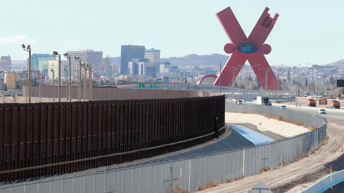 El tráfico en una carretera junto a la frontera de El Paso que separa EEUU de México, el 25 de enero.
