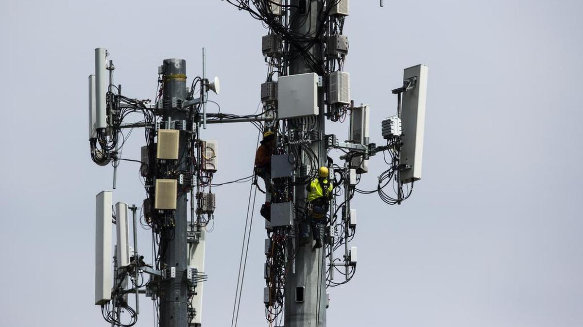 Trabajadores instalan equipos en una torre de comunicaciones en Filadelfia. El viernes 26 de abril de 2019, el Departamento de Comercio emitió la primera estimación de cómo se comportó la economía de los Estados Unidos en el trimestre de enero a marzo.