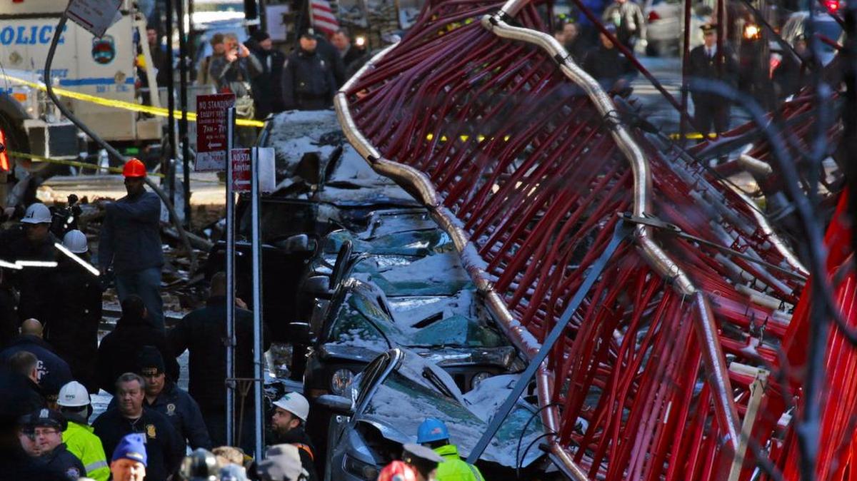 La grúa estaba montada sobre un vehículo oruga y los operadores estaban bajándola a raíz de las condiciones climáticas desfavorables en la ciudad de Nueva York, el viernes.