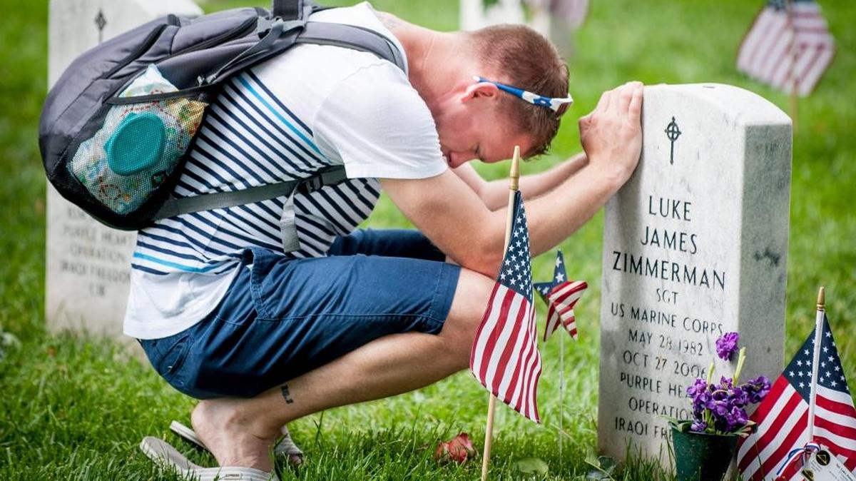 Un marine llora frente a la tumba del sargento Luke James Zimmerman en el cementerio de Arlington, Virginia.