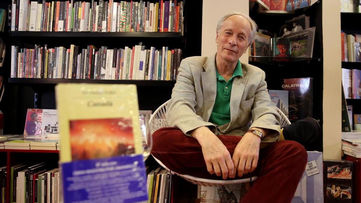 Fotografía del 27 de abril de 2017, del escritor estadounidense Richard Ford durante una entrevista con Efe en Bogotá (Colombia).