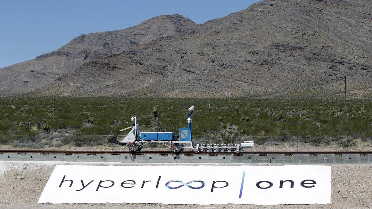 Fotografía distribuida por la compañía Hyperloop One el jueves 12 de mayo, que muestra la primera prueba del sistema de transporte supersónico conocido como “Hyperloop One” en Las Vegas.