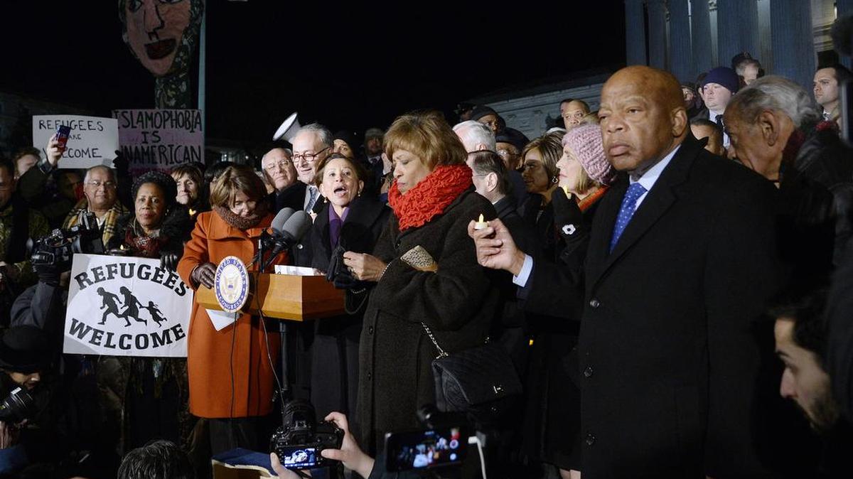 Demócratas de la Cámara de Representantes y el Senado durante una vigilia para protestar la orden ejecutiva del presidente Trump, el lunes 30 de enero del 2017 frente a la Corte Suprema, en Washington, D.C.