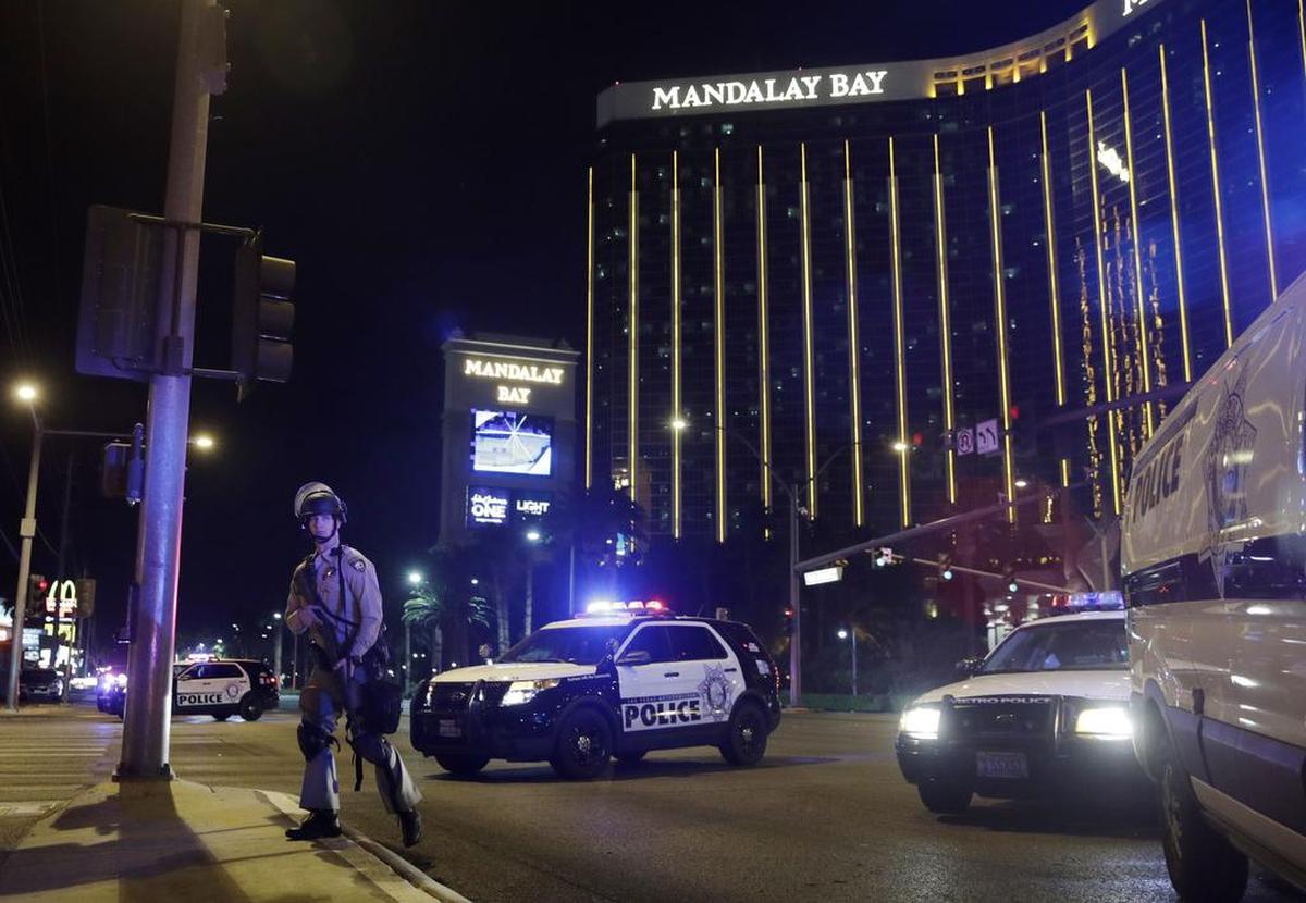 Agentes de la policía se encuentran a lo largo del Strip de Las Vegas frente al casino y resort Mandalay Bay tras un tiroteo el domingo 1 de octubre de 2017, en Las Vegas.