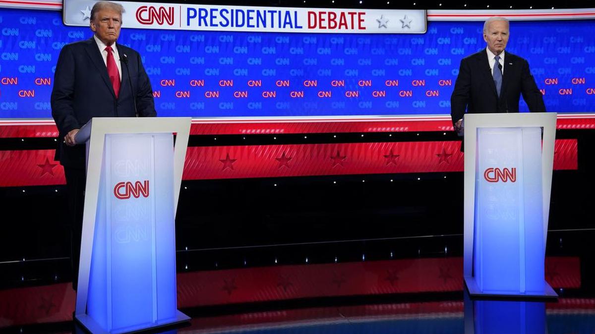 El presidente Joe Biden y el ex presidente Donald Trump, a la izquierda, durante el debate en los estudios de CNN en Atlanta. Los presentadores de CNN Jake Tapper y Dana Bash fueron los moderadores del debate.