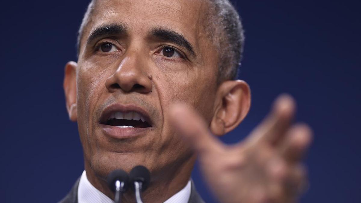 El presidente Barack Obama habla durante una conferencia de prensa en el Estadio Nacional de PGE en Varsovia, Polonia, el sábado, 9 de julio de 2016.