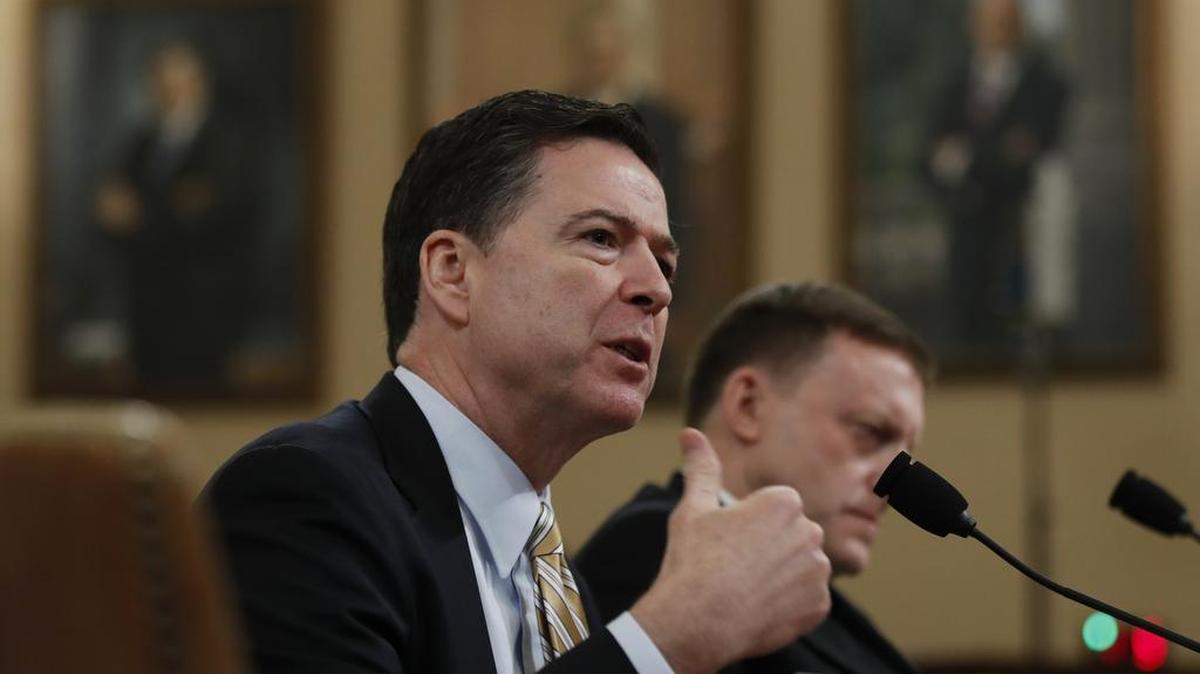 El director del FBI, James Comey, acompañado por el director de la Agencia de Seguridad Nacional, Michael Rogers, testifica en el Capitolio de Washington el lunes 20 de marzo de 2017 ante la audiencia del Comité de Inteligencia de la Cámara de Representantes sobre las acusaciones de interferencia rusa en las elecciones presidenciales 2016.