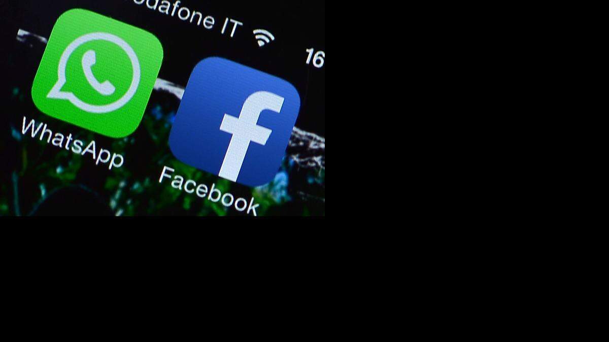 
Imagen de archivo con los íconos de Whatsapp y Facebook.
