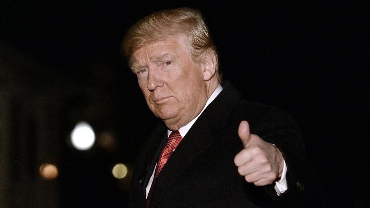 El presidente de los Estados Unidos Donald J. Trump saluda a su regreso a la Casa Blanca el miércoles 15 de marzo de 2017, en Washington.