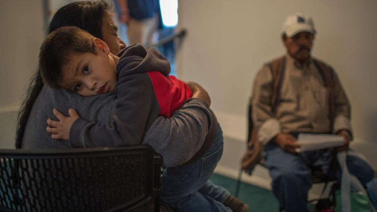 Emilio López, su esposa Prudencia y su nieto Esteban, de 3 años, hablan sobre los desafíos que enfrentan debido a las medidas tomadas por el presidente de los Estados Unidos, Donald Trump, para aumentar drásticamente las deportaciones el 24 de febrero de 2017 en Coachella, California.