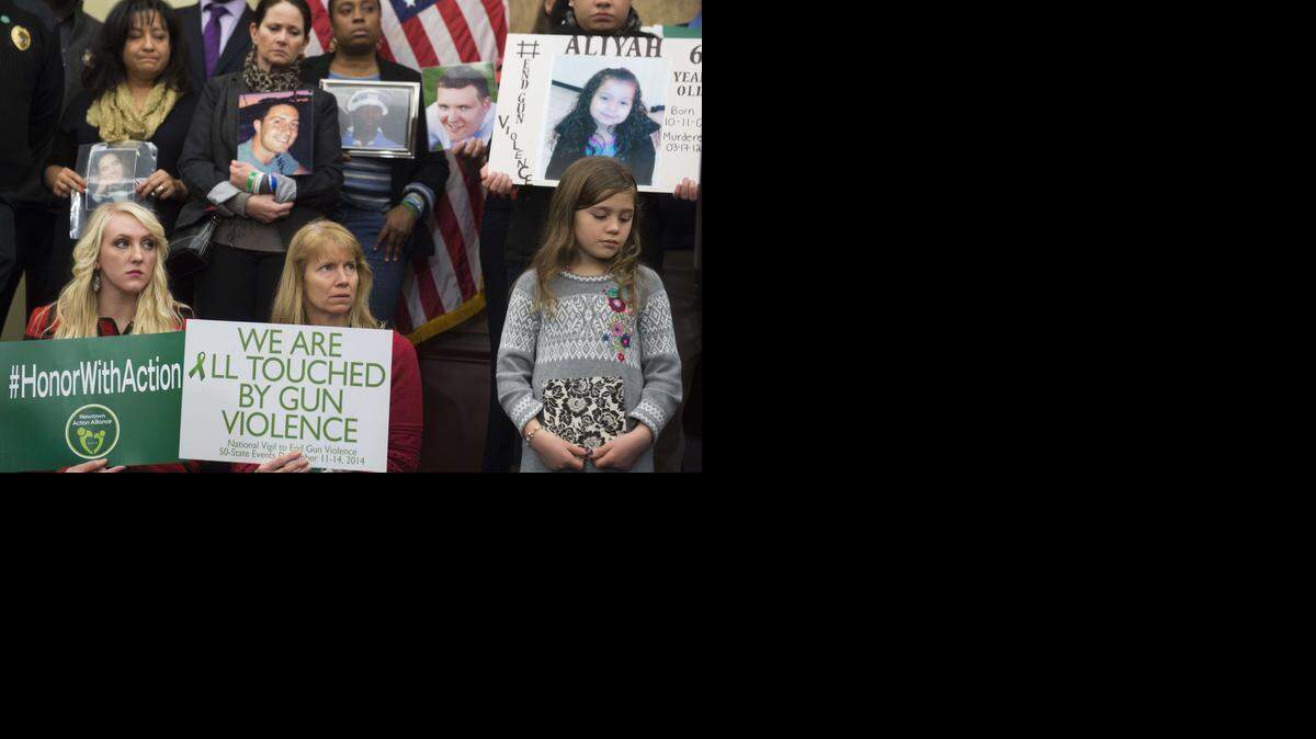 
Familiares de las víctimas de Sandy Hook Elementary School en Newtown durante una conferencia de prensa en Washington antes de la conmemoración del segundo aniversario de la tragedia.


