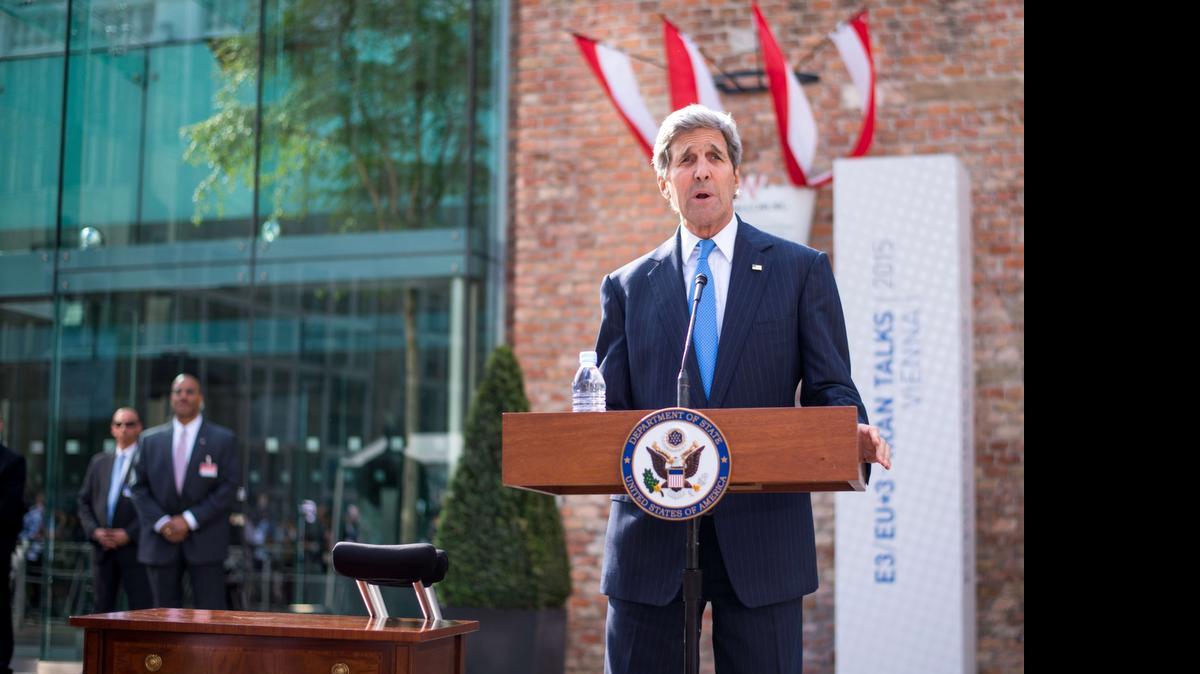 
John Kerry, secretario de Estado de EEUU, lee un comunicado con respecto al restablecimiento de relaciones entre Estados Unidos y Cuba, el miércoles en Viene, Austria. Kerry está en este país para las negociaciones de un acuerdo nuclear con Irán. 
