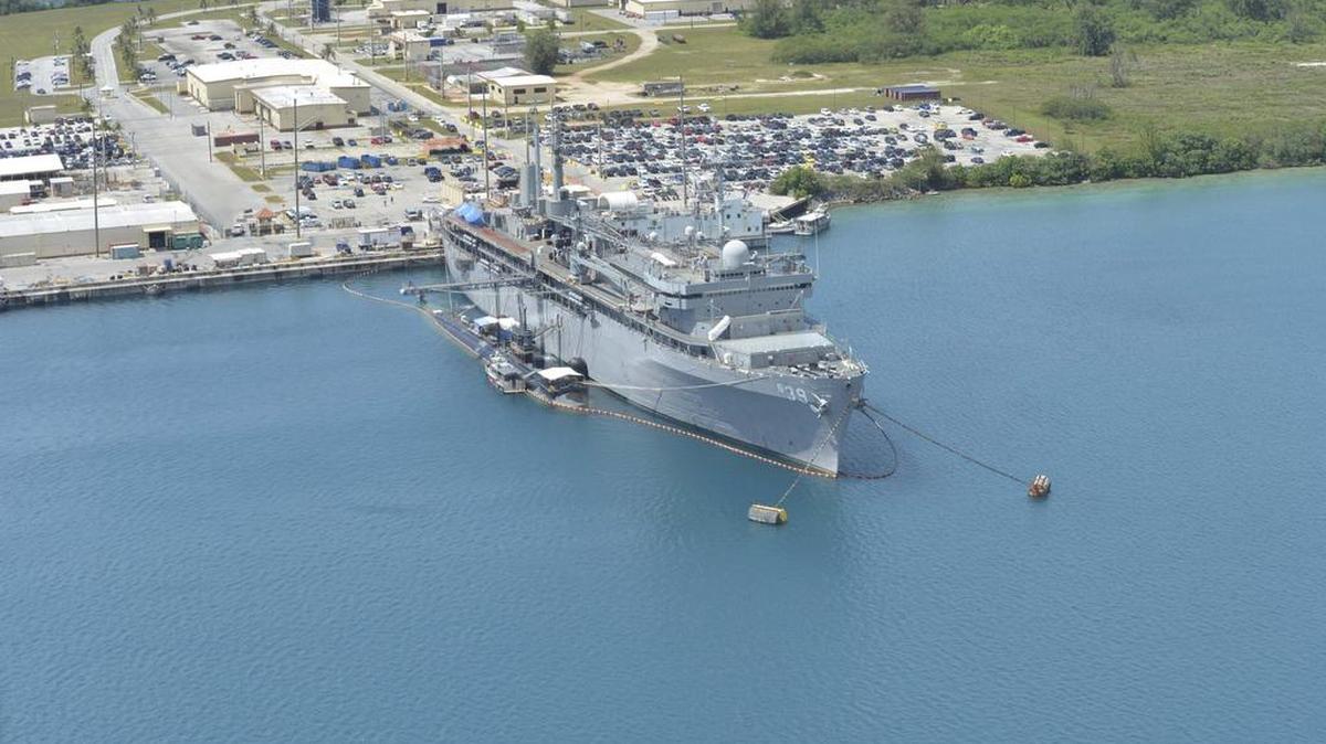 Foto de archivo faciitada por la Marina de EE. UU. hoy, 11 de agosto de 2017, del buque de guerra USS Emory S. Land (AS-39) y el submarino clase Los Ágeles USS Topeka (SSN 754) atracados en el muelle en Polaris Point (Guam) el 18 de abril de 2017.