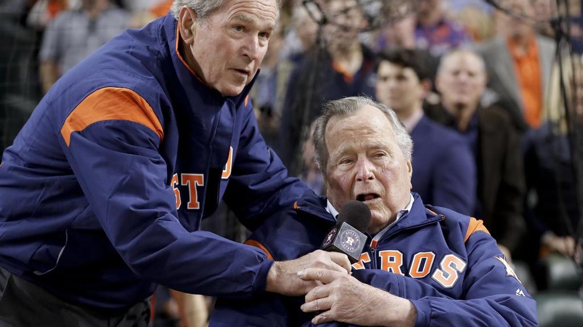 Foto de archivo. Los ex presidentes George H.W. Bush y George W. Bush anuncian el Juego 5 de la Serie Mundial de béisbol contra los Dodgers de Los Angeles el domingo 29 de octubre de 2017 en Houston.