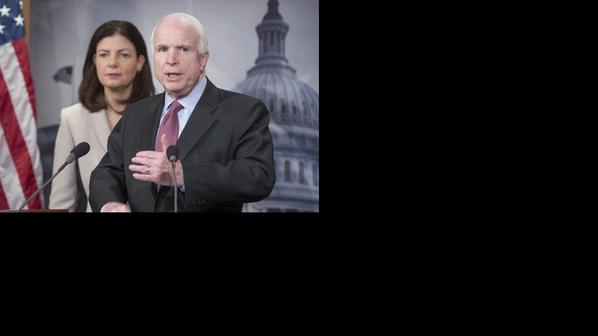 
El senador John McCain se unió con la senadora Kelly Ayotte para promover una legislación que podría demorar unos dos años la transferencia internacional de detenidos considerados de medio y alto riesgo
