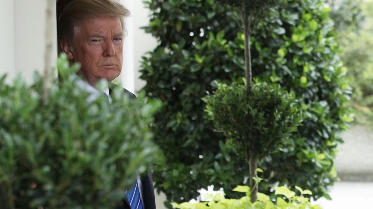 El presidente Donald Trump sale al exterior en el Ala Oeste de la Casa Blanca, el 12 de septiembre, en Washington, DC.