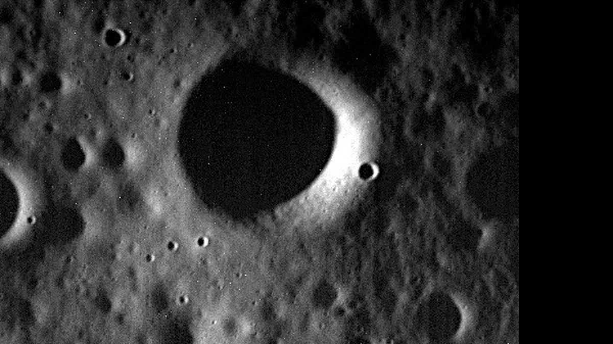
Una de las últimas fotos tomadas por la sonda Messenger antes de impactar el jueves, contra la superficie de Mercurio, el punto y final de una histórica misión de la NASA.

