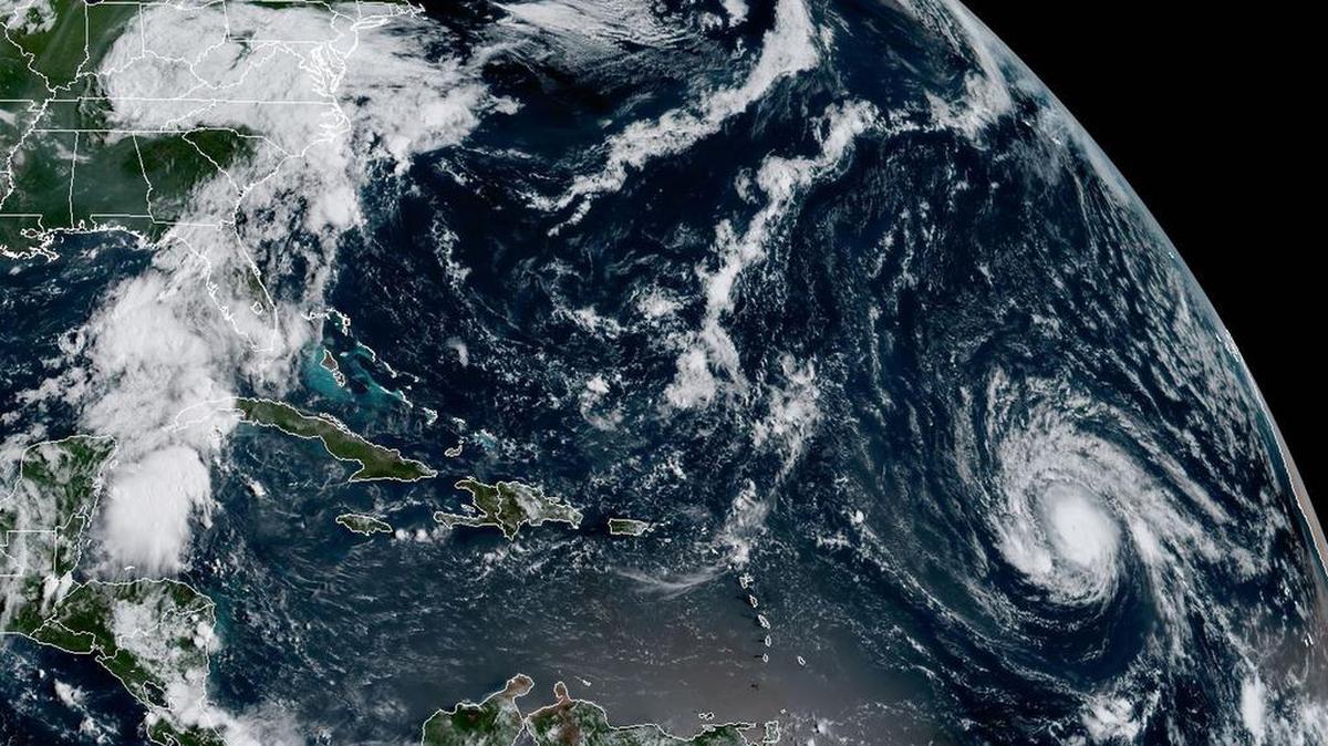 Esta imagen de la Administración Nacional Oceánica y Atmosférica (NOAA) muestra el huracán Irma y los restos del huracán Harvey el 2 de septiembre de 2017.