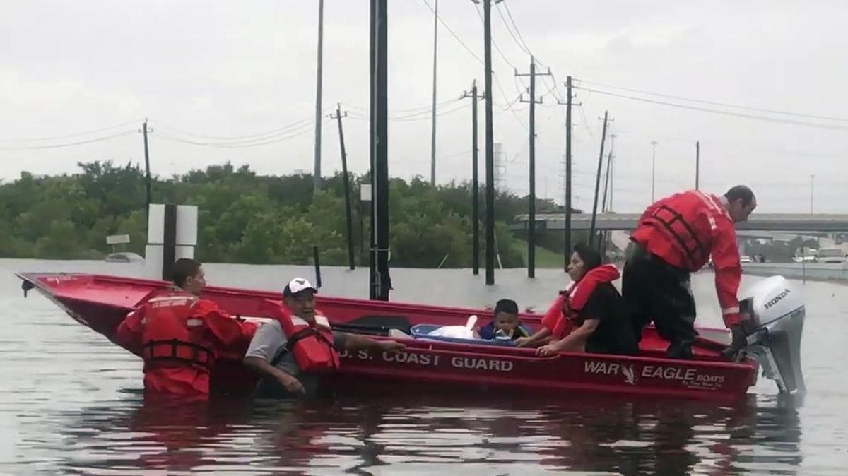 Captura de vídeo que muestra a personal de la guardia costera de Houston mientras realiza labores de búsqueda y rescate de residentes de áreas inundadas tras el huracán Harvey en Houston (Estados Unidos), el 27 de agosto de 2017.