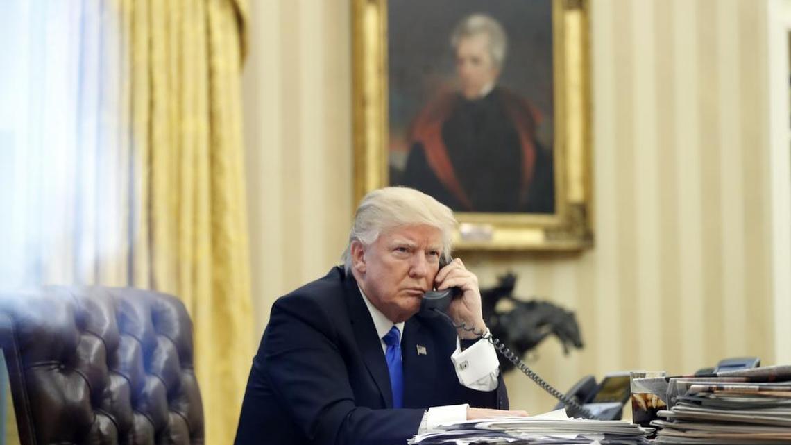 El Presidente Donald Trump habla por teléfono en la Oficina Oval de la Casa Blanca, el sábado 28 de enero de 2017 en Washington.