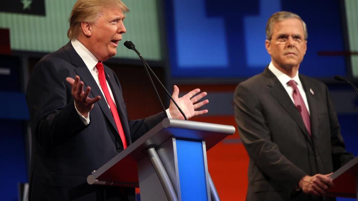 
Donald Trump (izq.) ha mostrado ser un precandidato con más fuerza de lo esperado. En la imagen, junto al ex gobernador de la Florida, Jeb Bush, durante el primer debate republicano el 6 de agosto. 
