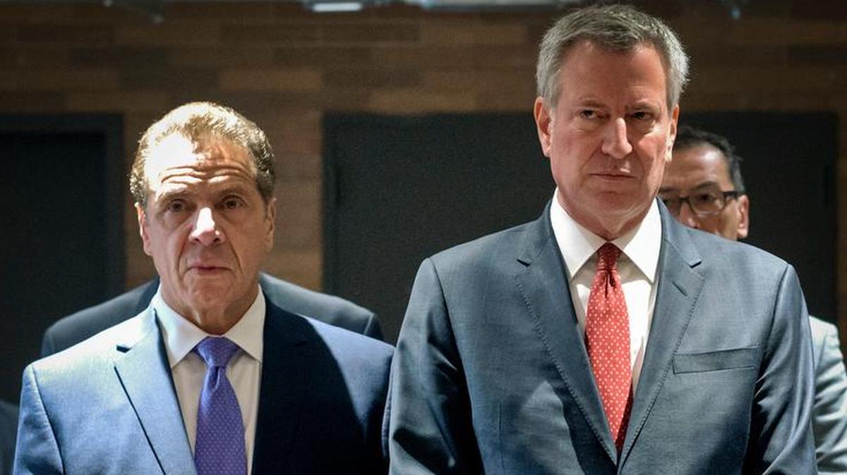 El gobernador y el alcalde de Nueva York, Andrew Cuomo y Bill de Blasio, respectivamente, antes de una conferencia de prensa en One Police Plaza, Nueva York.