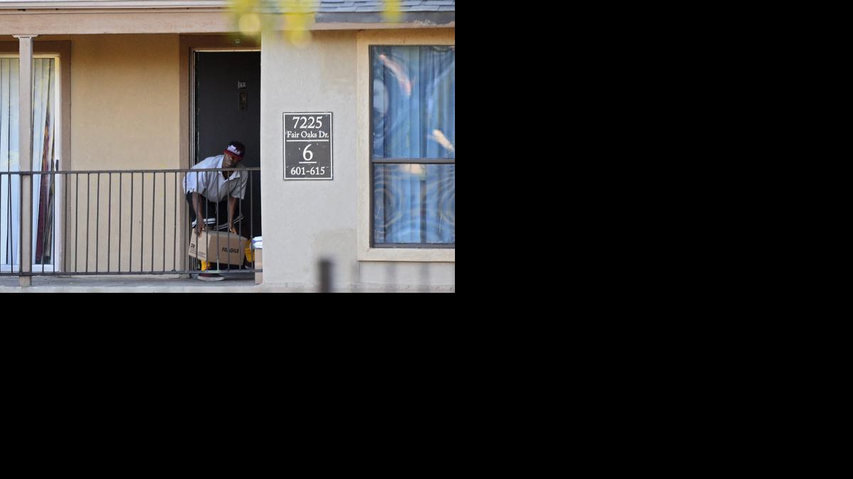 
Un hombre no identificado saca una caja el viernes del interior del apartamento en el que residió el primer enfermo de ébola diagnosticado en Estados Unidos, Thomas Eric Duncan, en Dallas, Texas.
