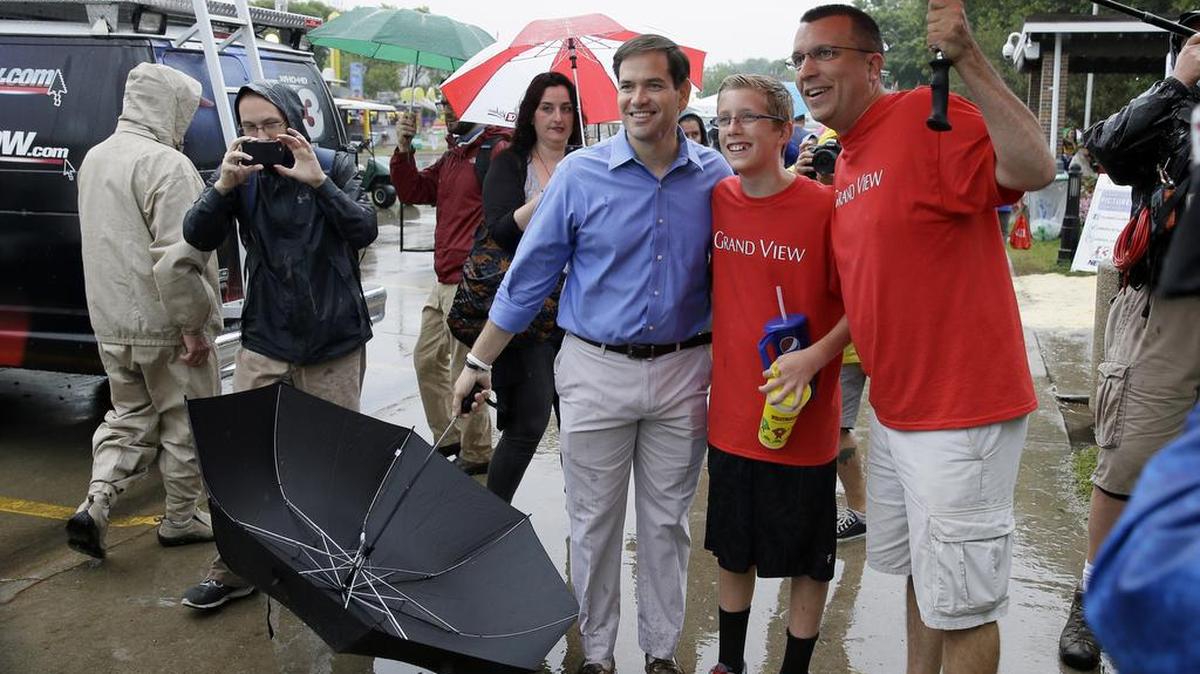 
Marco Rubio posa para una foto con varios seguidores en la Feria Estatal de Iowa, en Des Moines, el martes 18 de agosto.

